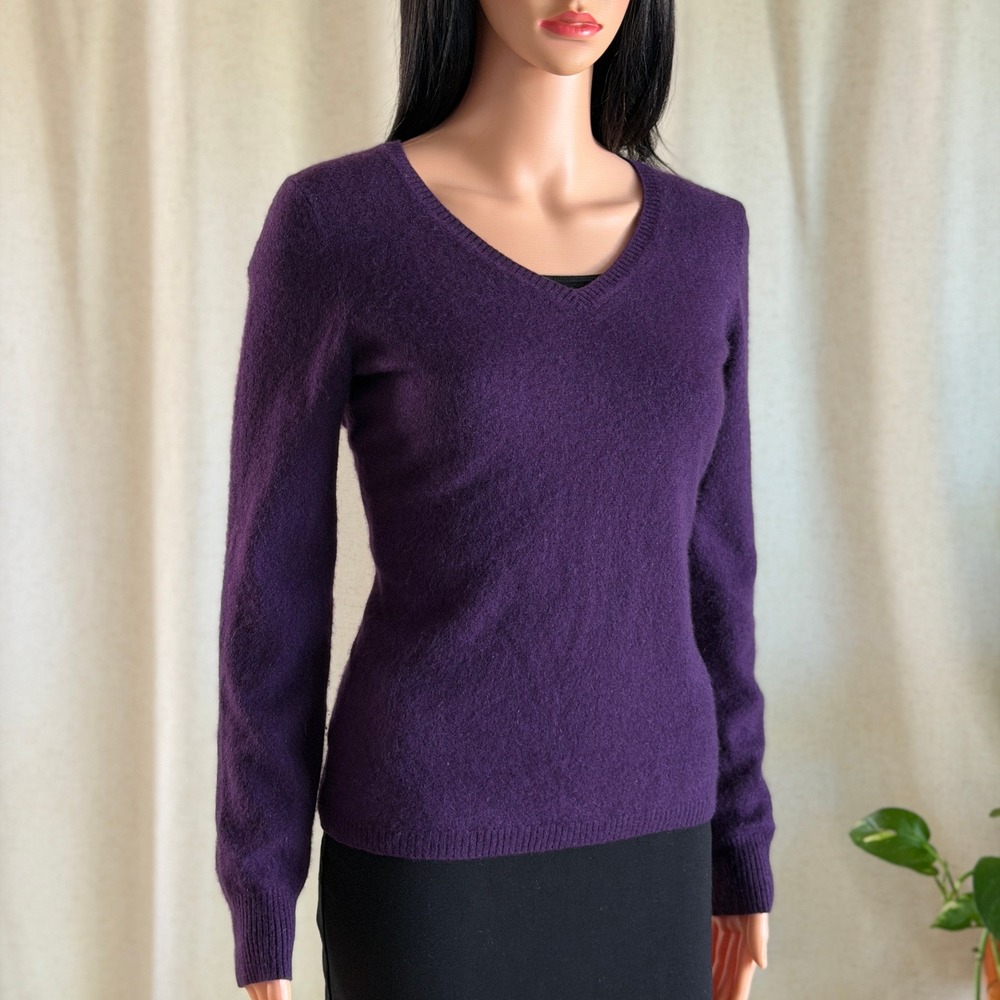 Uniqlo Purple 100% Cashmere V-Neck Pullover Sweater Long Sleeve M Minimalist